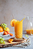 Frisch gepresster Orangensaft im Glas mit Splash