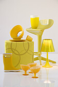 Gelbe Accessoires und Möbel auf weißem Hintergrund