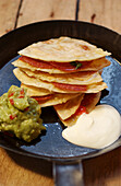 Quesadilla mit Salami, Guacamole und saurer Sahne