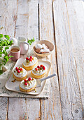Small Easter cakes with cream and pistachios