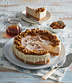 No-bake cinnamon cream cake with walnuts and honey