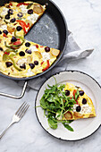 Bell pepper frittata with olives and rocket
