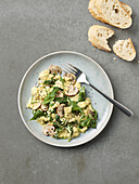 Stir-fried tofu with spinach and mushrooms