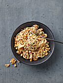 Spaghetti mit Tofu, Walnüssen und Sherrysauce