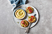 Veganer Dattel-Curry-Aufstrich auf Vollkornbrot mit Tomaten