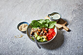Vegane Gemüse-Bowl mit Spinat und Tofu