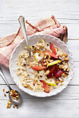 Herbstliches Bircher-Müsli mit Nüssen und Obst