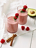 Rosa Himbeer-Hafer-Smoothie mit Avocado und Zimt