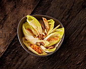 Chicoreesalat mit Hähnchenstreifen und Piment d'Espelette