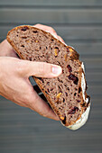 Dunkles Vollkornbrot mit Trockenfrüchten