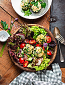 Bärlauchknödel auf gemischtem Salat