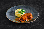 Fillet of beef with flour sauce and mashed potatoes