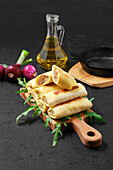 Stuffed crêpes with chicken giblets and rocket salad