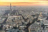 Die Skyline von Paris mit dem Eiffelturm auf der linken Seite, La Defense im Hintergrund und Les Invalides auf der rechten Seite.