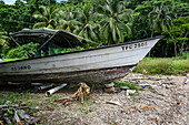 Verlassenes Boot in der Bucht von Trinidad Teteron