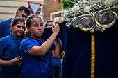 Zehnte Abfahrt des Cruz de Mayo, der Maikreuzprozession der Bruderschaft Jesus el Pobre, Madrid, Spanien.