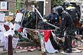 Dutch anti-riot police break through barricades set by students pro-Palestinian protest against the ongoing conflict Israel and the Palestinian at the University of Amsterdam on May 8, 2023 in Amsterdam,Netherlands.