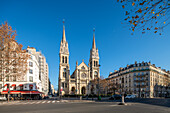 Die Kirche Saint-Ambroise steht unter einem klaren blauen Himmel inmitten der Pariser Architektur.