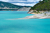 Stausee mit blauem Wasser und Ufer. Yesa-Stausee. Aragonien, Spanien, Europa.