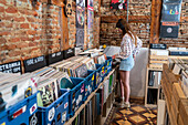 Recycled Music Center & Friperie, ein Secondhand-Schallplattengeschäft, spezialisiert auf Vinyls aus eklektischen und klassischen Genres, Madrid, Spanien