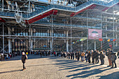 Besucher, die vor dem Centre Pompidou für eine Magritte-Ausstellung Schlange stehen.