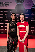 Fillas de Cassandra, ein galicisches Musikduo, das 2022 von María SOA und Sara Faro gegründet wurde, auf dem roten Teppich bei den MIN Independent Music Awards 2024, Zaragoza, Spanien