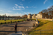 Besucher genießen einen sonnigen Winternachmittag im Luxembourg Palace and Gardens.