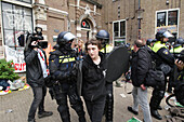 Niederländische Anti-Riot-Polizei durchbricht Barrikaden, die von pro-palästinensischen Studenten errichtet wurden, die gegen den anhaltenden Konflikt zwischen Israel und den Palästinensern an der Universität von Amsterdam protestieren, am 8. Mai 2023 in Amsterdam, Niederlande.