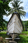 Verlassenes Boot in der Bucht von Trinidad Teteron