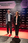 Miguel Angel Sanchez, Präsident der Union Fonografica Independiente, und Natalia Chueca, Bürgermeisterin von Zaragoza, auf dem roten Teppich bei den MIN Independent Music Awards 2024, Zaragoza, Spanien