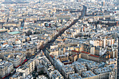 Blick auf den belebten Boulevard Montparnasse, der sich durch das Stadtbild von Paris schlängelt.
