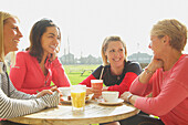 Frauen beim Frühstück im Outdoor-Café