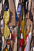 Vollbildaufnahme einer Vielzahl von plattgedrücktem, recyceltem Karton