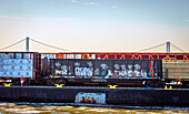 Eisenbahnwaggon und Fracht auf Lastkahn, New York Bay mit Verrazzano-Narrows Bridge im Hintergrund, New York City, New York, USA