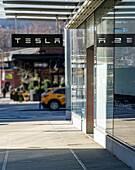 Ausstellungsraum für Tesla-Elektrofahrzeuge, Außenansicht, Meatpacking District, New York City, New York, USA 