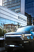 Ausstellungsraum für Elektrofahrzeuge von Rivian, Außenansicht, Meatpacking District, New York City, New York, USA