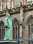 Statue des US-Kongressabgeordneten John Watts auf dem Trinity Churchyard, Trinity Church, mit Stadtbild und One World Trade Center im Hintergrund, New York City, New York, USA