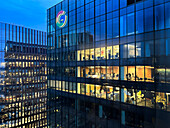 Google-Bürogebäude, Außenansicht bei Dämmerung beleuchtet, Cambridge, Massachusetts, USA