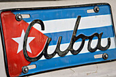 Kuba,La Havanna,Nummernschild mit dem Namen und der Flagge von Kuba