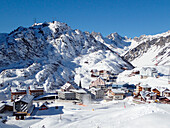 Österreich,Tirol,Dorf und Skigebiet von Sankt Christoph am Arlberg unter dem Schnee