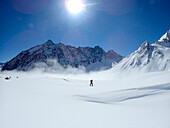 Österreich,Tirol,Stubaier Alpen,ein Mann wandert alleine mit Bergskiern inmitten von hohen, verschneiten Bergen