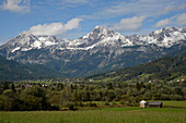 Österreich,Steiermark,ENNSTAL Alpen, hohe schneebedeckte Berge überragten die Felder und Wälder des Admonter Tals
