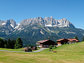 Österreich,Tirol,Kitzbühel,traditioneller Bauernhof am Holenauerkreuz vor dem WILDERKAISER-Kalkgebirge