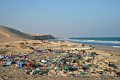 Sultanat Oman,Ostküste,Indischer Ozean,eine riesige Menge an buntem Plastikmüll wird an einem wilden Strand zurückgelassen