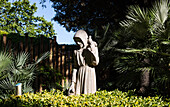 BARCELONA,SPANIEN - 2. JUNI 2019 : Statue des Heiligen Franz von Assisi,Barcelona Zoo,Spanien