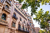 Barcelona,Spanien - 31. Mai bis 2019: Fassade eines Gebäudes in der Nähe der Casa Batllo, Gaudis kreativem Haus