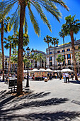 Barcelona,Spanien - Juni 01 - 2019: Platz Reial (Königlicher Platz), einer der belebtesten Plätze in Barcelona, Spanien, liegt im Barri Gothic, in der Nähe von Las Ramblas.