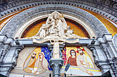 LOURDES,FRANKREICH - 15. JUNI 2019: Ornament der Kapelle der Rosenkranzbasilika in Lourdes