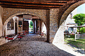 Bar Restaurant - 11 Platz der Kirche - im Dorf von Saint Lizier im Departement Ariege,Pyrenäen,Occitanie,Frankreich