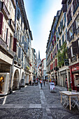 Bayonne,Frankreich - 06. September 2019 - Einkaufsstraße der Stadt Bayonne.